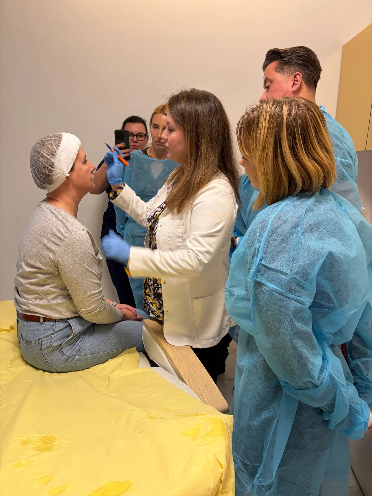Dr Nina Uszkiewicz prowadzi praktyczne szkolenie Skinfinity Medical Academy w kameralnej grupie
