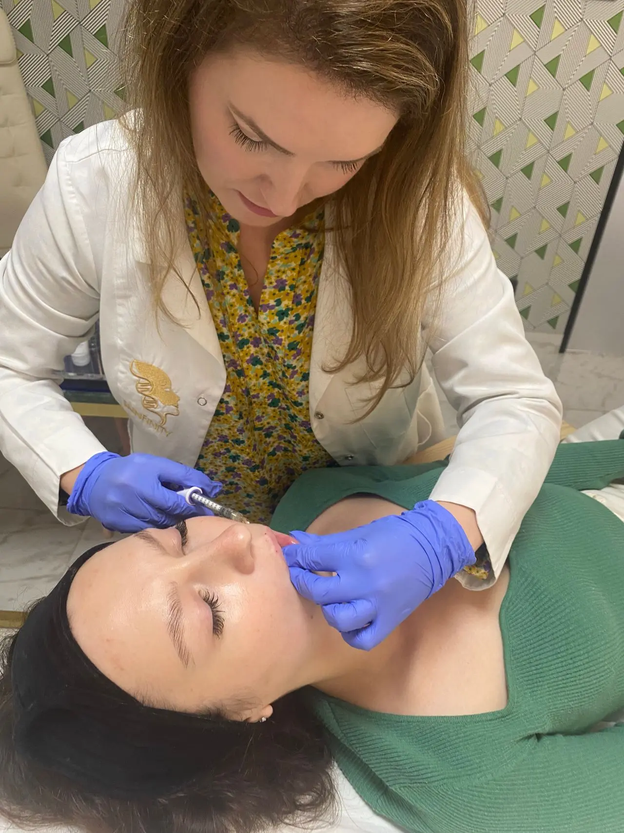 Dr Nina Uszkiewicz podczas precyzyjnego zabiegu medycyny estetycznej w Skinfinity