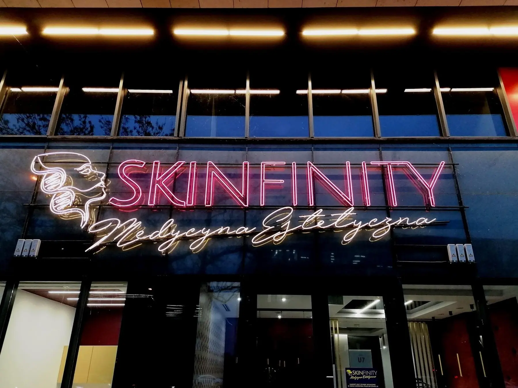 Neon Skinfinity przy wejściu do kliniki na Solcu 18
